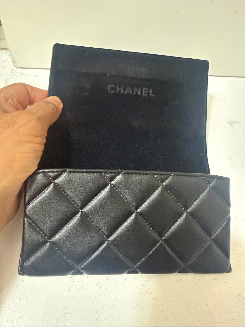 CHANEL Black Leather sunglasses case with Embossed Logo - Picture 6 of 11